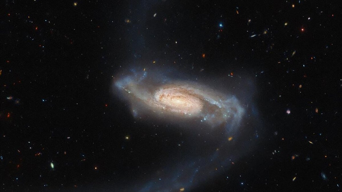 Hubble Uzay Teleskobu “tuhaf” kollu yeni bir galaksi keşfetti
