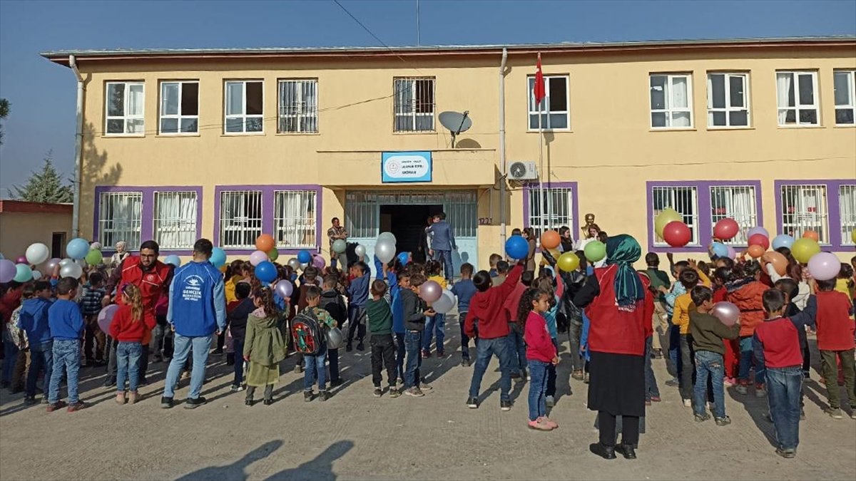 Kahramanmaraş'tan Şanlıurfa'daki 800 öğrenciye kışlık giysi ve kırtasiye malzemesi desteği