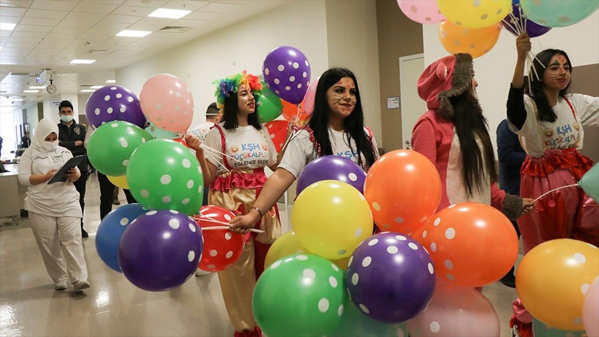 Kayseri Şehir Hastanesindeki hasta çocuklar “Küçük Kalpler Ekibi” ile moral buldu