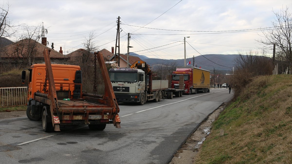Kosova’nın kuzeyindeki en büyük barikatın kaldırılmasıyla yol trafiğe açıldı