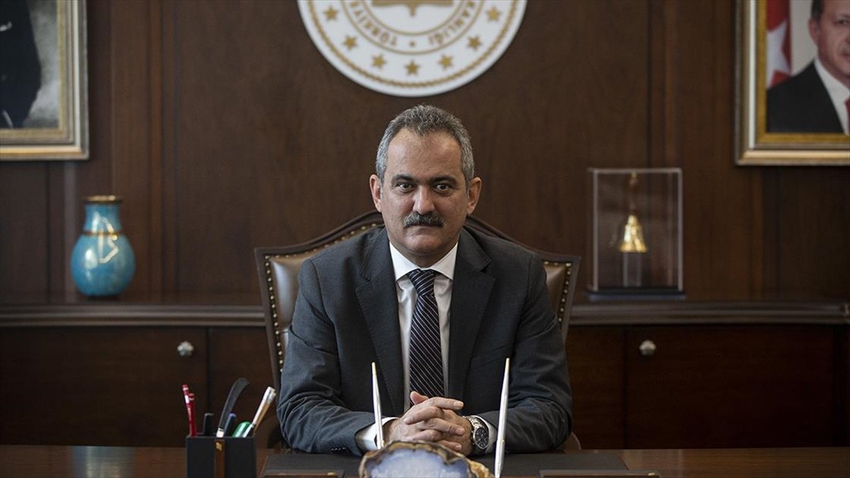 Milli Eğitim Bakanı Özer: Proje çalışmalarıyla eleştirel okuma yetisine sahip genç yazarlar yetiştirmeyi hedefliyoruz
