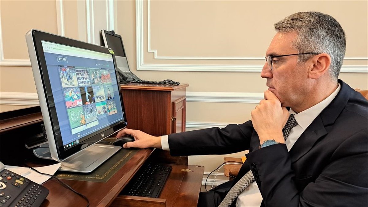 Türkiye'nin Atina Büyükelçisi Özügergin “Yılın Fotoğrafları” oylamasında “Havalı duruş” fotoğrafını seçti