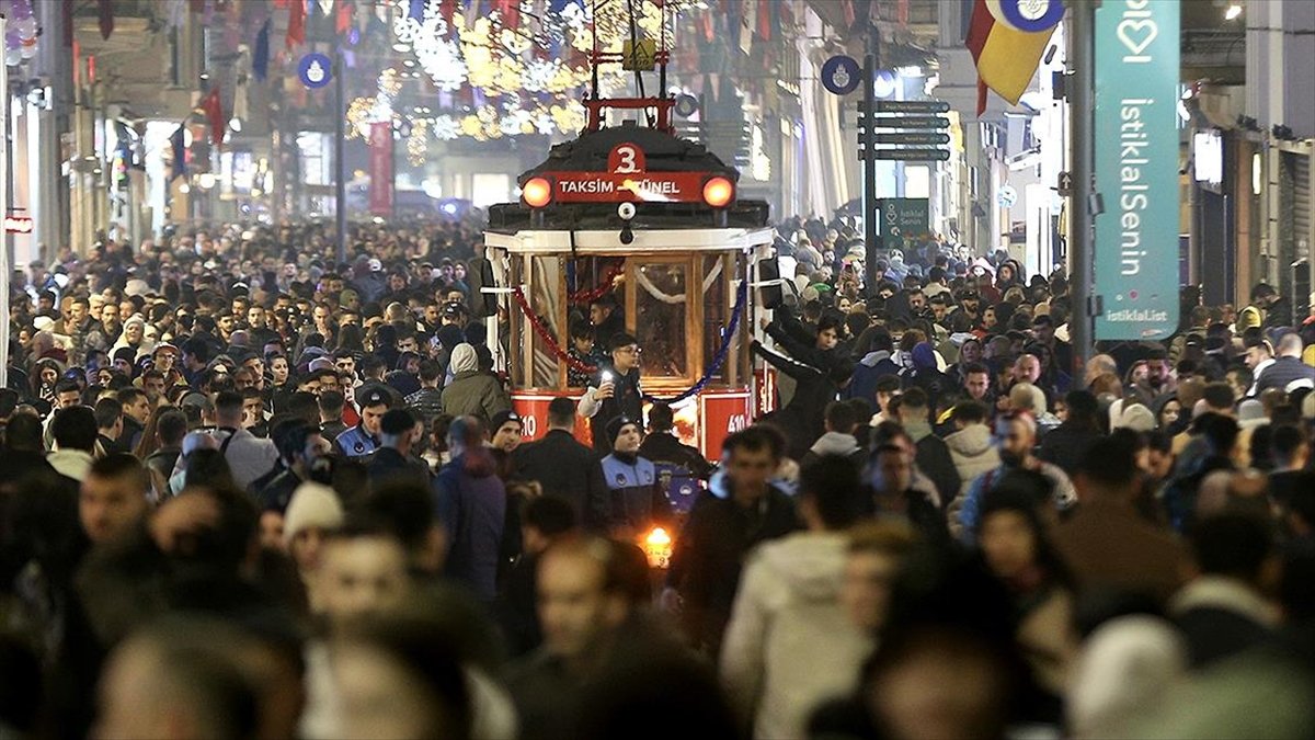 Yeni yıla saatler kala Taksim'de yoğunluk yaşanıyor