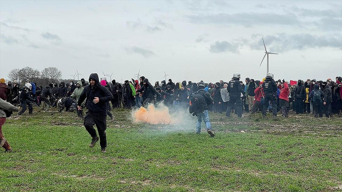 Almanya'da “linyit köyü” çevresinde yaklaşık 35 bin çevreci eylem yaptı