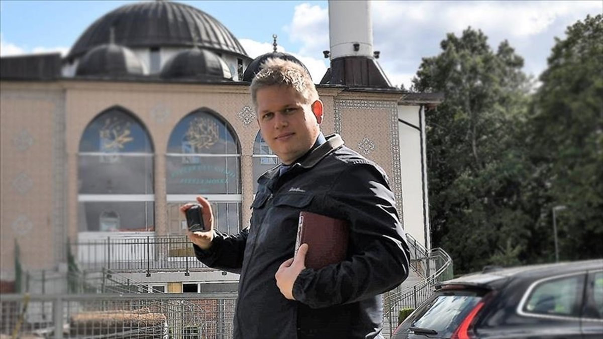 Aşırı sağcı Paludan Türkiye'nin Stockholm Büyükelçiliği önünde Kur'an-ı Kerim yaktı