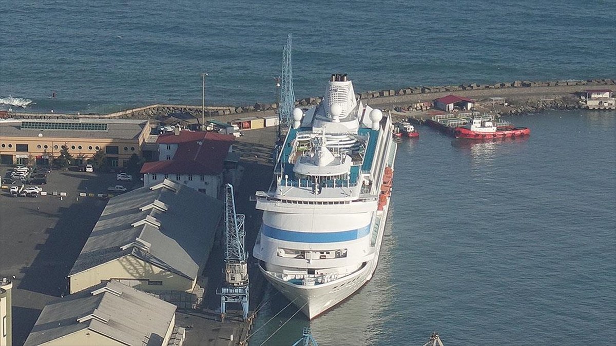 “Astoria Grande” kruvaziyeri 502 yolcusuyla Trabzon Limanı'na geldi