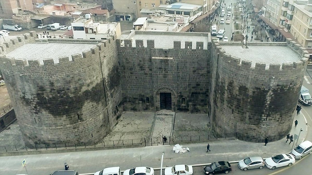 Diyarbakır'da tarihi 2 burcun restorasyonu tamamlandı