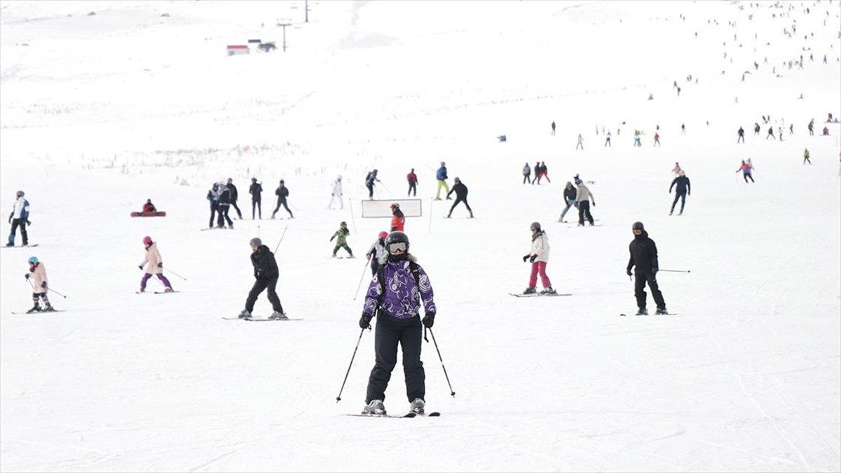 Erciyes Kayak Merkezi'nde pistler kayakseverlerle doldu