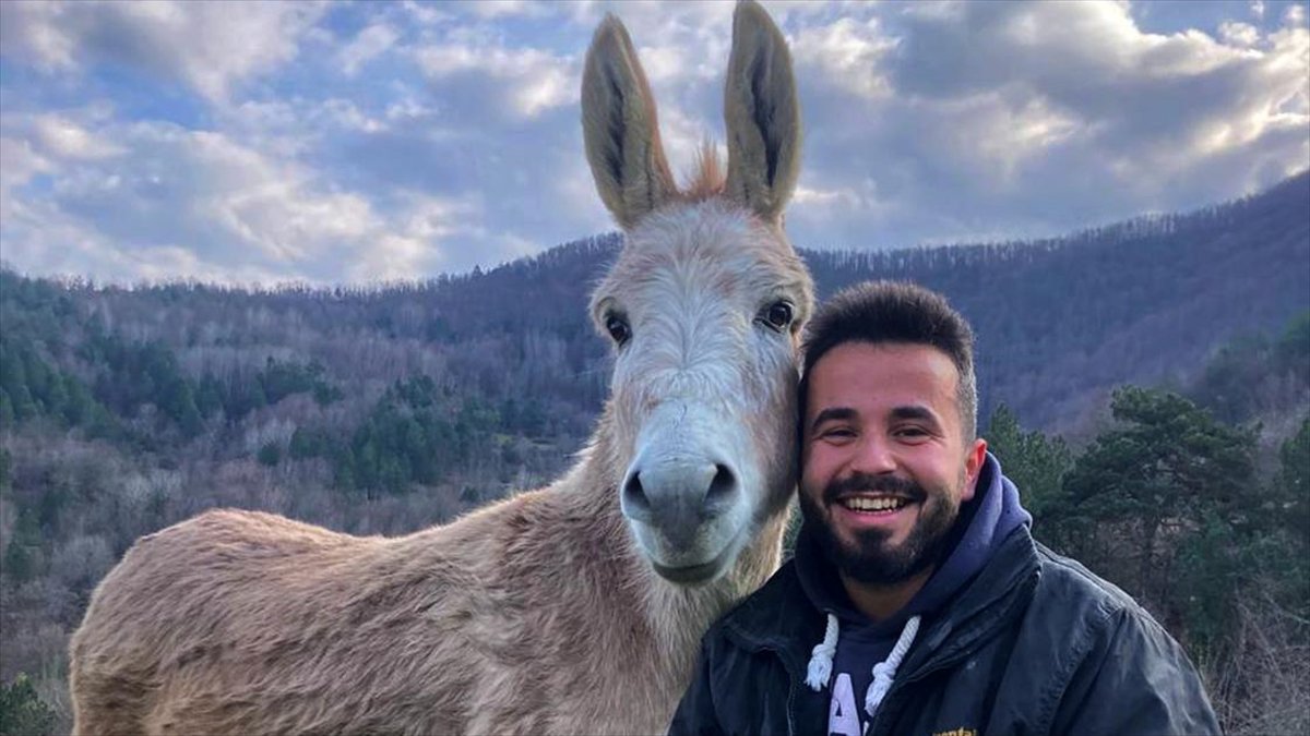 Karabük'te hayvancılıkla uğraşan gencin eşeği “Sakıb” ile dostluğu gülümsetiyor