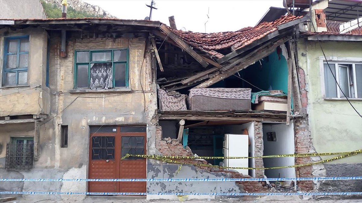 Kütahya'da gaz sıkışması nedeniyle evin tavanı ve dış duvarı çöktü