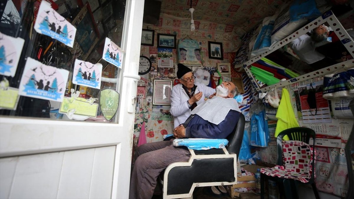 “Musluksuz berber” 4 metrekarelik dükkanında 43 yıldır saç, sakal kesiyor