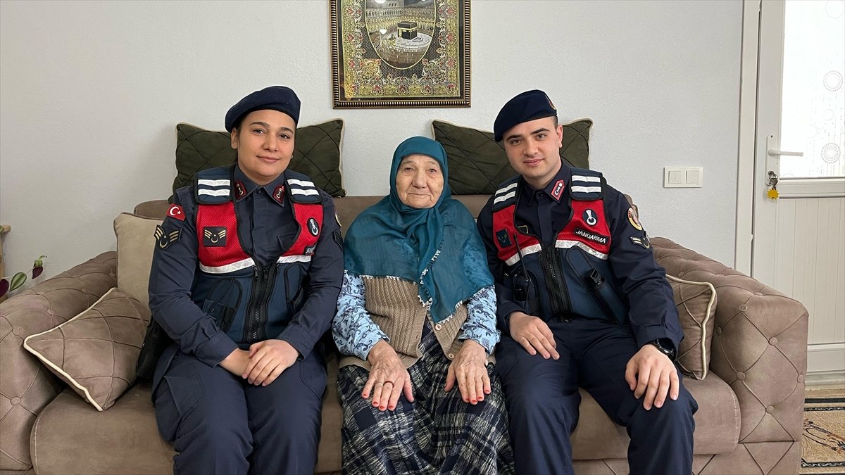 Şaziye ninenin ördüğü çoraplar Bayburt'ta Mehmetçiğe ulaştı