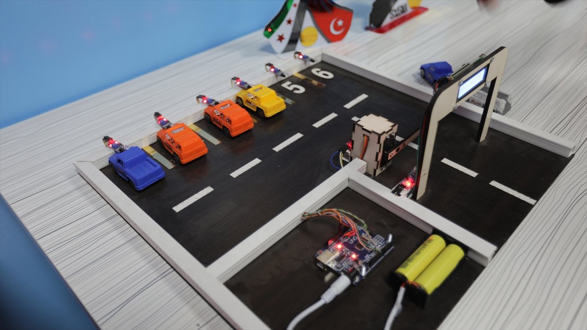 Suriye'nin Bab ilçesinde robotik kodlamayla tanışan çocuklar icatlarını sergiledi