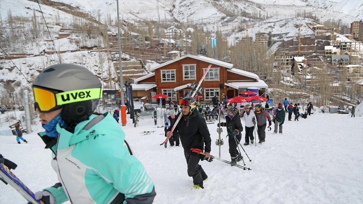 Tahranlılar temiz hava ve kayak için şehrin kuzeyindeki dağlara çıkıyor