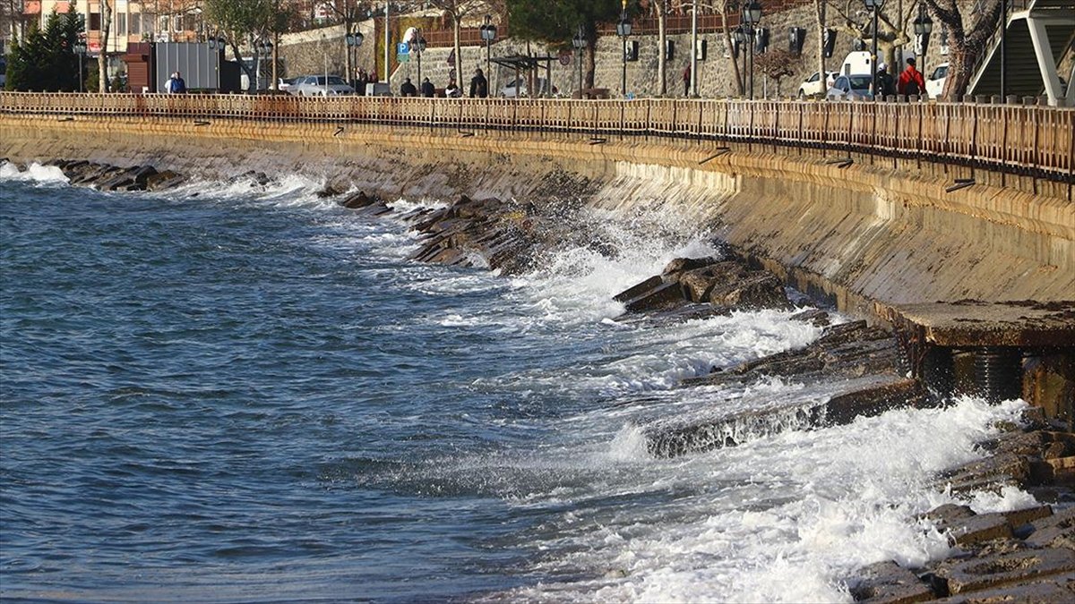 Tekirdağ'da lodos etkisini sürdürüyor