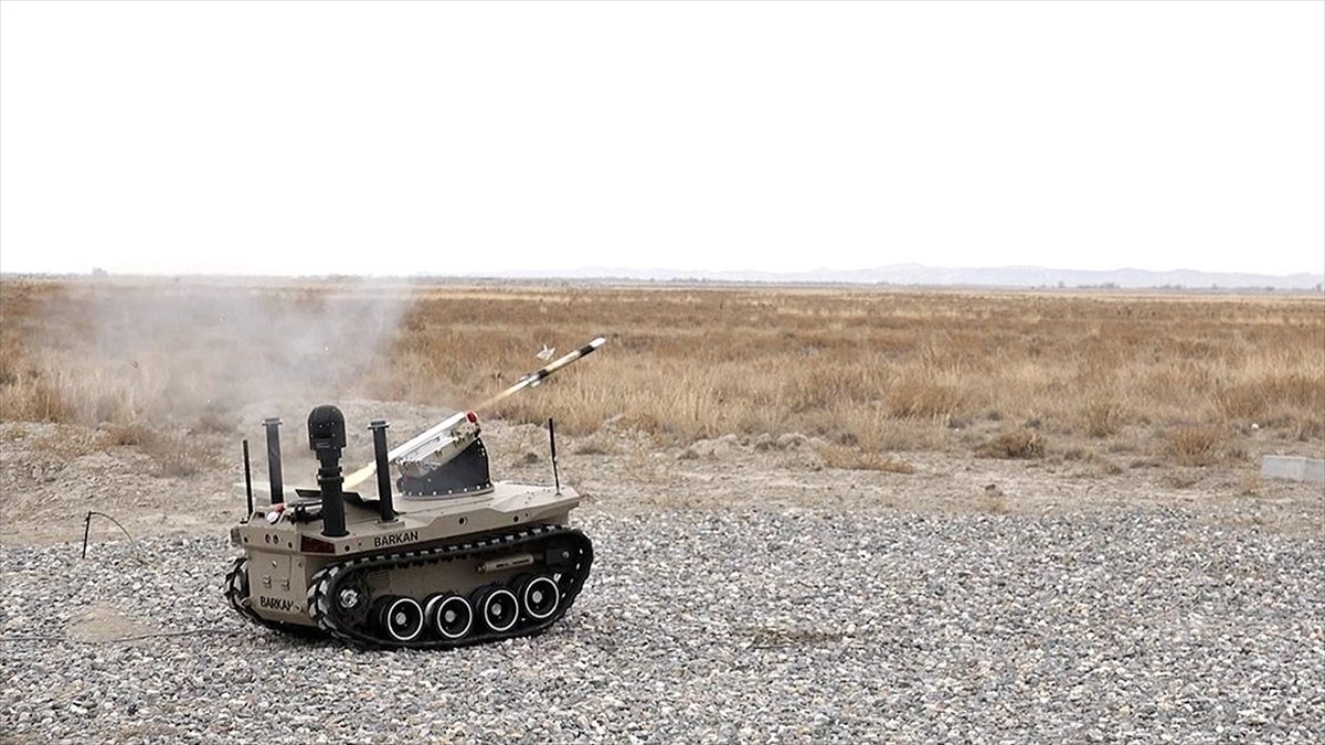 Türkiye'nin “robot askeri” füze attı