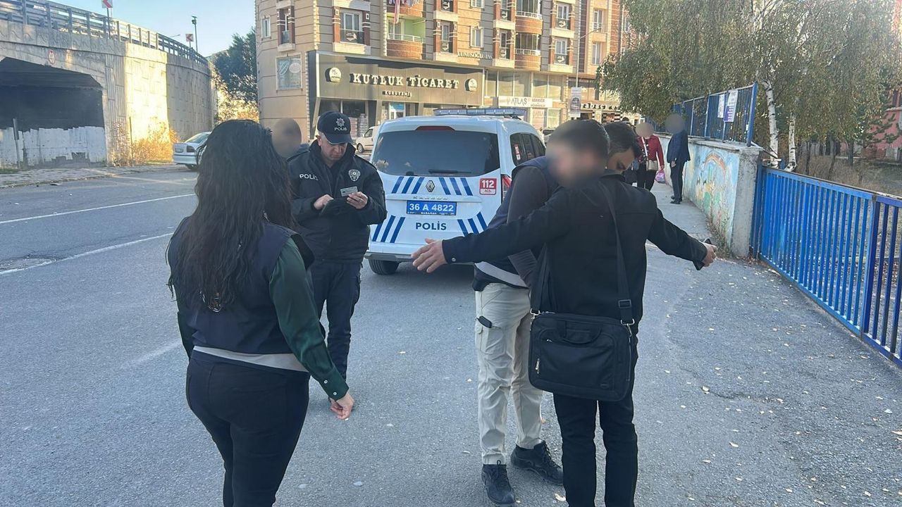 Kars’ta okul önlerinde güvenlik önlemleri artırıldı