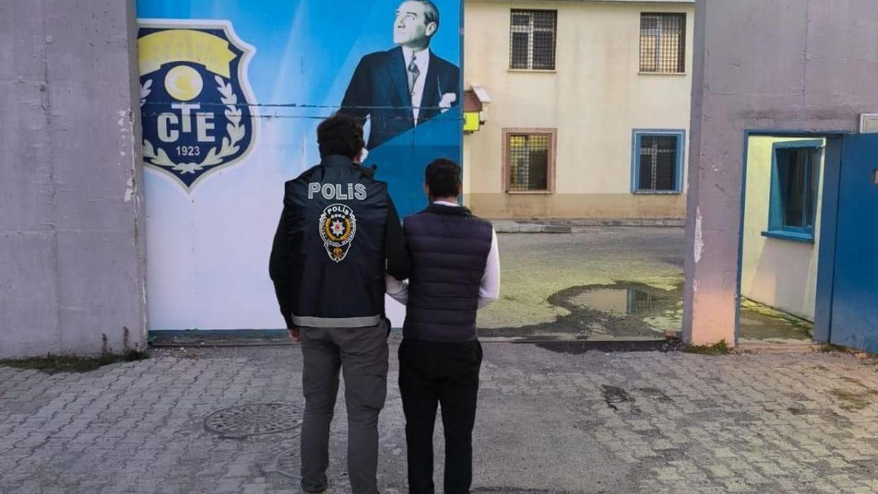 Kendisini banka görevlisi olarak tanıtan dolandırıcı Kars’ta yakalandı
