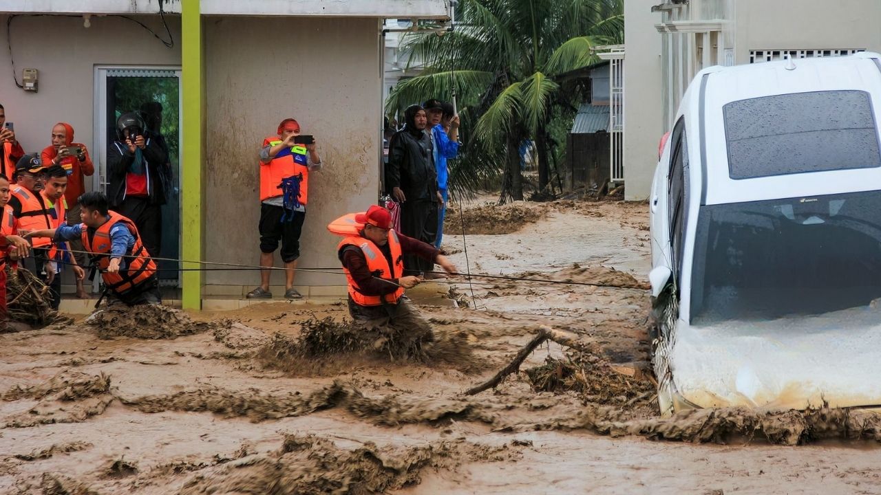 Endonezya’daki sel ve toprak kaymalarında ölü sayısı 248’e yükseldi