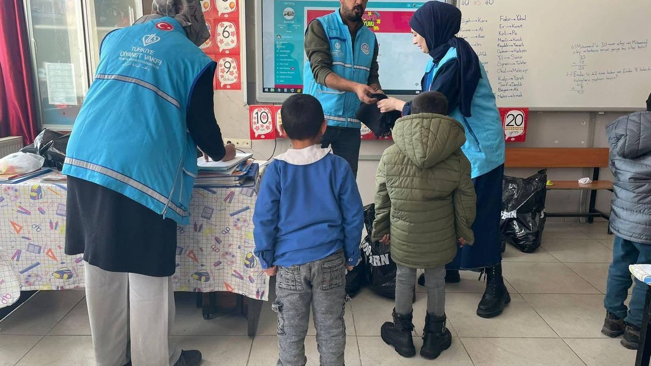 Kars’ta gönülleri ısıtan hareket: "Kış Bayramı" köy okullarına ulaştı