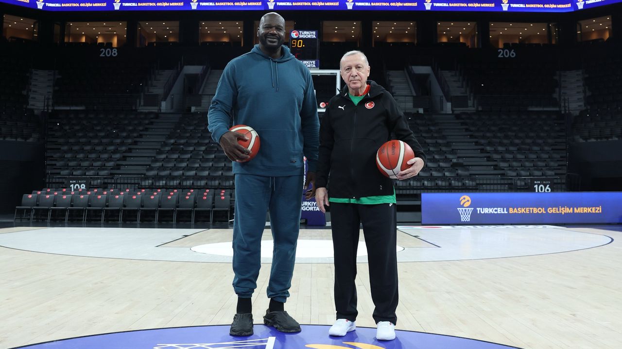 Cumhurbaşkanı Erdoğan, NBA efsanesi Shaquille O’Neal ile basketbol oynadı