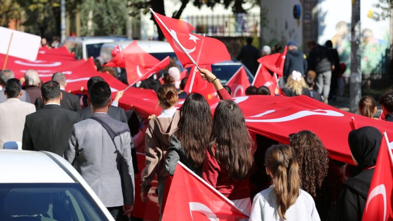 Okullarda ikinci dönem “Bayrak Sevgisi” ile başlıyor