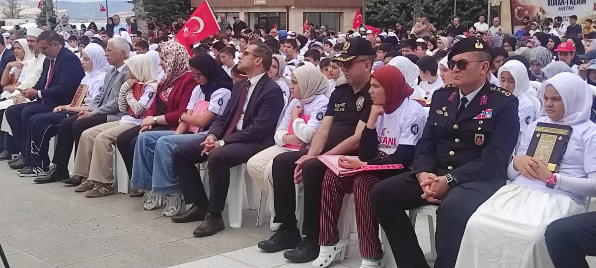 Çorum'da 600 çocuk 60 saniyede Kur'an-ı Kerim'i hatmetti