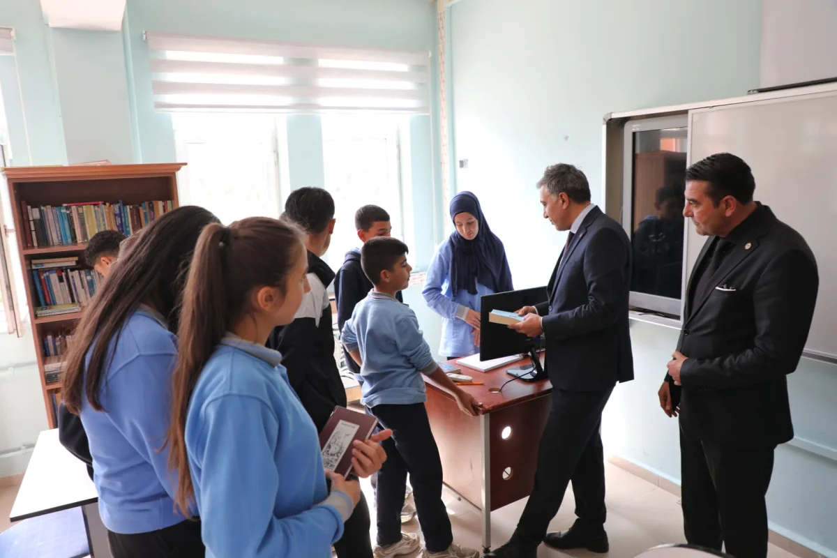 Ağrı'da öğrenciler büyüklerin yaşam deneyimlerini "Bilge Sesler" ile kayıt altına alıyor